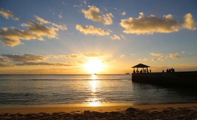 Fototapeta na wymiar Sunset on Waikiki Beach - Oahu, Hawaii