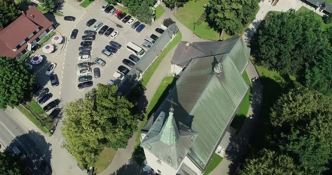 Zielony dach białego kościoła w centrum miasta
