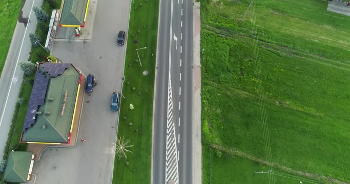 Biało czerwona ciężar&oacute;wka jadąca ulicą z lotu ptaka