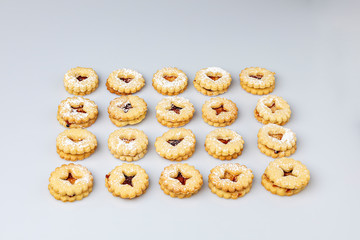 Feine Kekse mit Marmelade und Puderzucker