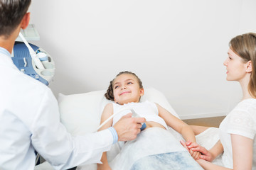 Obraz premium Doctor examines little patient abdomen at hospital