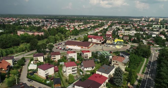 Panorama miasta pod zachmurzonym niebem z lotu ptaka