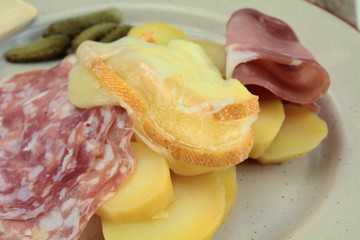 fromage à raclette et charcuterie sur une table