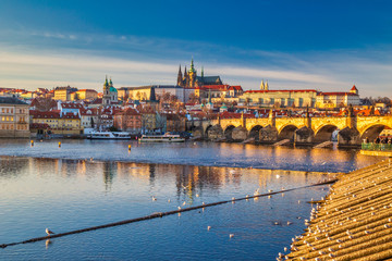 Obraz premium Prague Castle and Charles bridge above Vltava river at sunset, Czech Republic, Europe.