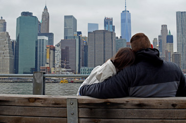 Pareja observando el paisaje en Manhattan, Nueva York