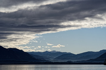 Wolkenstimmung am Chiemsee im Herbst mit Blick auf die Alpenn