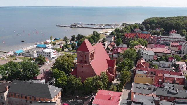Panorama miasteczka nad zatoką z lotu ptaka