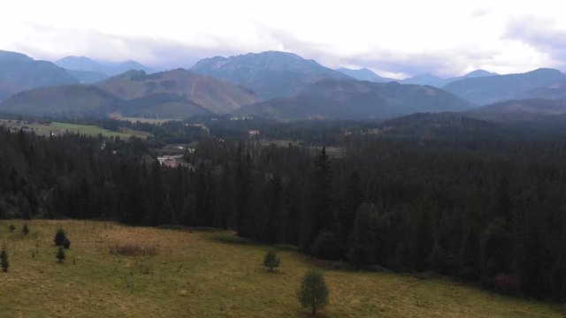 Krajobraz polany w g&oacute;rach pod zachmurzonym niebem z lotu ptaka