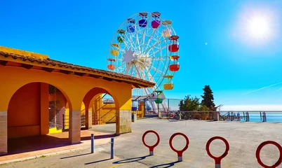 Papier peint adhésif Parc dattractions Entrée au parc d& 39 attractions au Mont Tibidabo Barcelone Espagne avec attraction de la grande roue. Bâtiment de la billetterie.