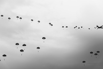 パラシュート降下する空挺部隊