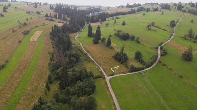 Zielone polany na polskiej wsi z lotu ptaka