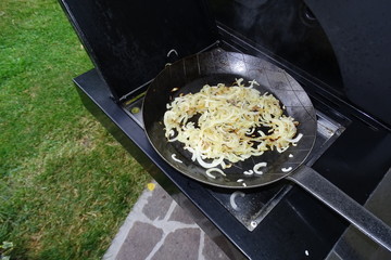 Zwiebeln in der Grillpfanne