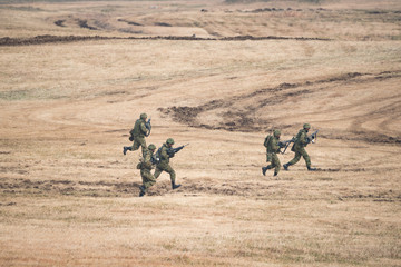 武装した陸上自衛隊の自衛官