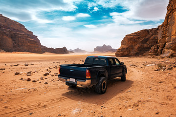 Fototapeta na wymiar off road car in the desert