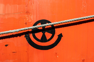 Symbol an einer Schiffsbordwand