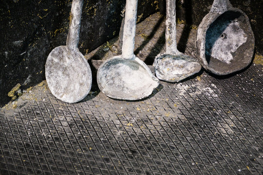 Metall Kellen in der Industrie zum herausheben von Metall aus einem Ofen