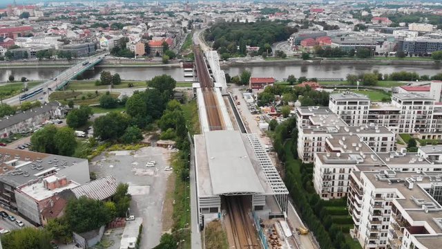 Krajobraz miasta położonego nad rzeką z lotu ptaka