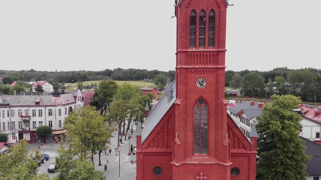 Kości&oacute;ł z tarczą zegarową na miejskim rynku