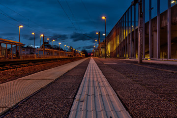 Fototapeta premium Dämmerung am Bahnhof