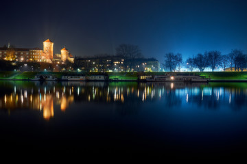 Obraz premium Wawel and embankment at night in Krakow.
