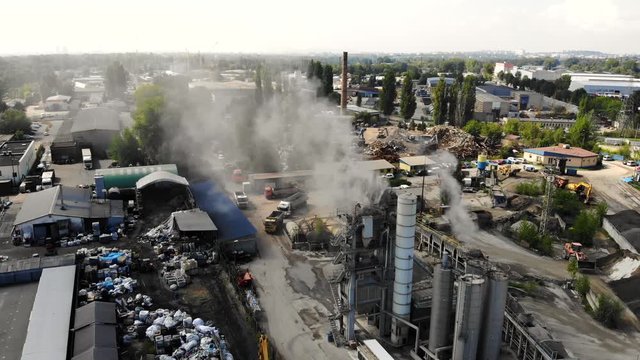 Dymiące kominy podczas budowy fabryki z lotu ptaka