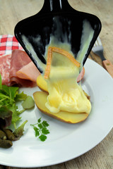 fromage à raclette et charcuterie sur une table