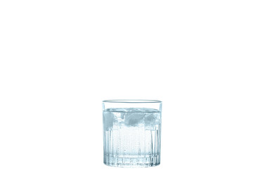 Wasserglas mit kaltem Mineralwasser und Eiswürfel