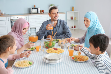 Obraz na płótnie Canvas Muslim family having dinner at home