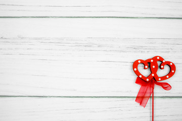 Dwa splecione serca, symbol miłości, dekoracja walentynkowa na jasnym tle © andsko