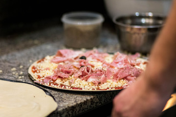 Préparation d'une pizza dans un restaurant italien