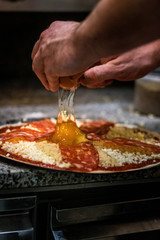 Préparation d'une pizza dans un restaurant italien