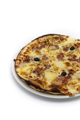 Pizza quatre fromages sur fond blanc avec olives