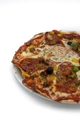 pizza sur fond blanc en packshit