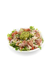 Salade italienne sur fond blanc avec Mozzarella  et jambon packshot