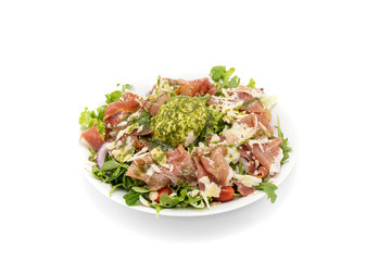 Salade italienne sur fond blanc avec Mozzarella  et jambon packshot