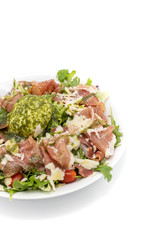 Salade italienne sur fond blanc avec Mozzarella  et jambon packshot