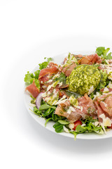 Salade italienne sur fond blanc avec Mozzarella  et jambon packshot