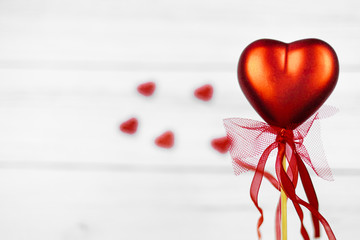 Czerwone serce, walentynki, dekoracja, jasne tło © andsko