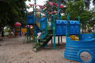 The public park is a place of government, local administrative unit. Make it a recreation place for people in various communities and cities.