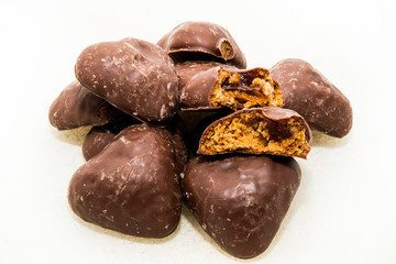 Biscotti di Natale al panspeziato ripieni di confettura.