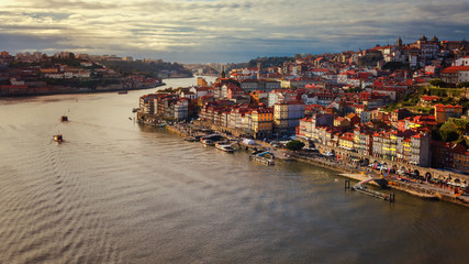 Fototapeta na wymiar Sunset of traditional boats sailing along the Douro river in Porto