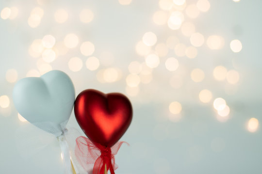 Serca walentynkowa dekoracja, znak miłości na tle lampek