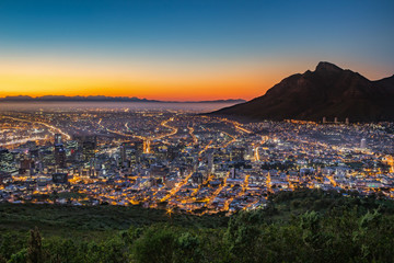 Naklejka premium Widok na Table Mountain i Cape Town City o wschodzie słońca w piękny poranek, Cape Town, Republika Południowej Afryki