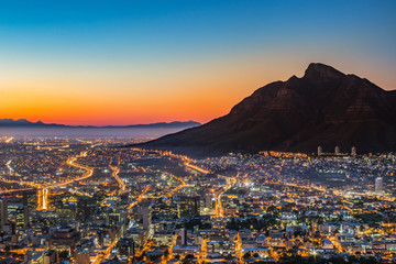 Naklejka premium Widok na Table Mountain i Cape Town City o wschodzie słońca w piękny poranek, Cape Town, Republika Południowej Afryki