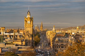 Naklejka premium Clock Towner Old town Edinburgh and Edinburgh castle view from The National Monument and Nelson Monument on Calton Hill on a day light be for sunrise landscape of edinburgh, Scotland , UK