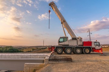 Crane trucks in the construction of a bridge © Enrique del Barrio