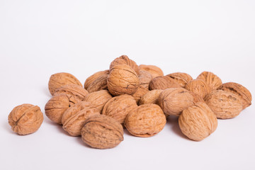 Nueces recolectadas sobre fondo blanco.