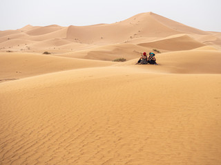 Fototapeta na wymiar Tres mujeres disfrutando del paisaje del desierto