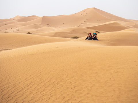 Tres mujeres disfrutando del paisaje del desierto