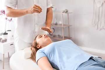 Obraz premium Reiki master working with patient